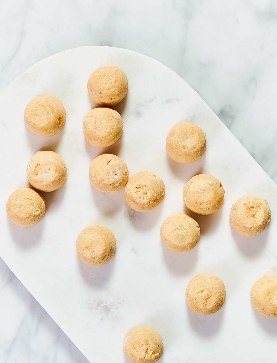 White Choc Macadamia Cookie Bites 1kg